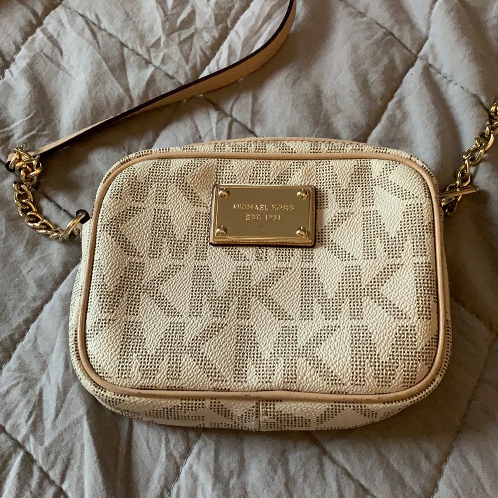 Michael kors crossbody. 6 1/4 x 5in